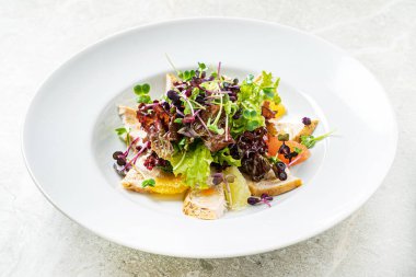 Tavuk ve sebzeli taze salata.