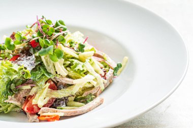 Tavuk ve sebzeli taze salata.