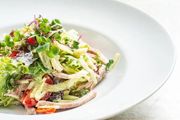 Färsk Sallad Med Kyckling Och Grönsaker — Stockfoto