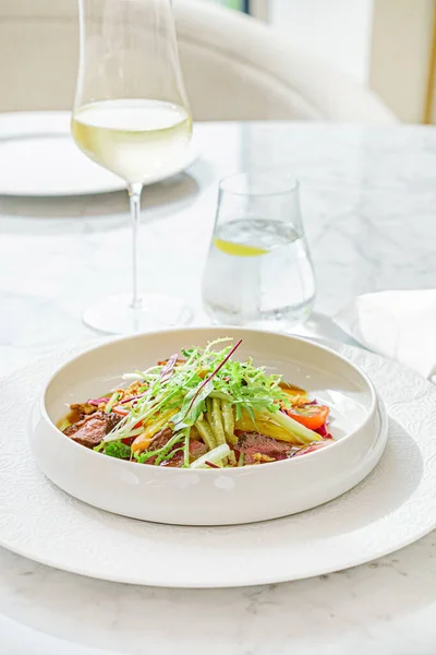 Ensalada Con Carne Res Restaurante — Foto de Stock