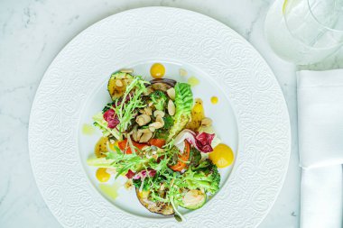 Kızarmış sebzeli ve fındıklı salata