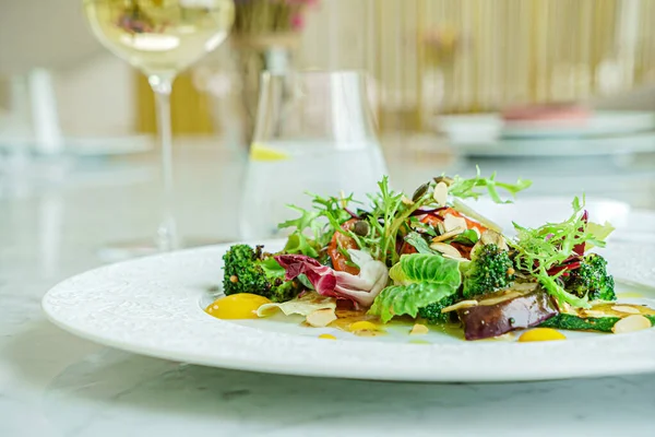 Ensalada Con Verduras Parrilla Frutos Secos — Foto de Stock