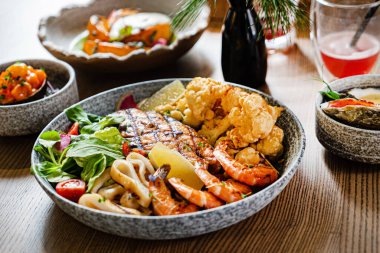 Izgara somon bifteği ve karides.