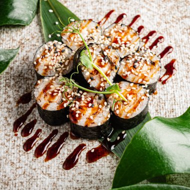 Suşi tabağa kondu.