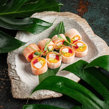 Suşi tabağa kondu.