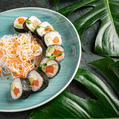 Suşi tabağa kondu.