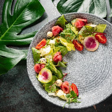 Balık ve peynirli taze salata.