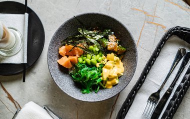 Balık ve yosunlu Buda kasesi