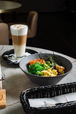 Balık ve yosunlu Buda kasesi