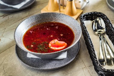 Ekşi kremalı pancar çorbası.
