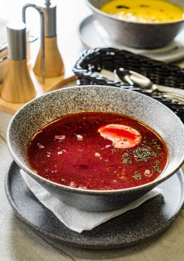 Ekşi kremalı pancar çorbası.