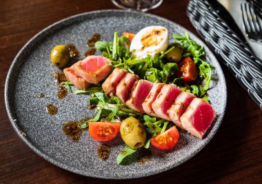 Taze salatalı ton balığı bifteği.
