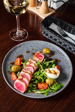 Taze salatalı ton balığı bifteği.