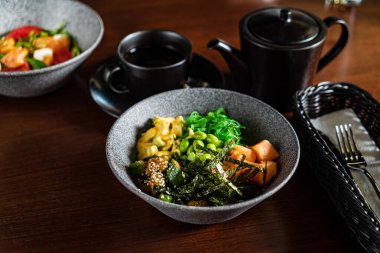 Buda kasesi ahşap masada.