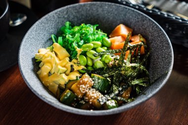 Buda kasesi ahşap masada.