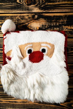 Ahşap arka planda Noel süveteri