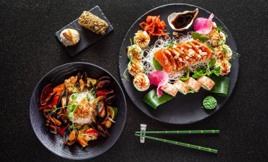 Siyah arkaplanda Asyalı seti