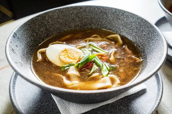 Asiatisk Soppa Med Nudlar Och Ägg — Stockfoto
