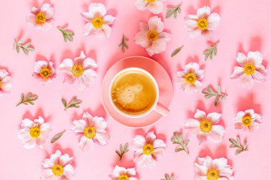 Bir fincan kahve ve çiçek.