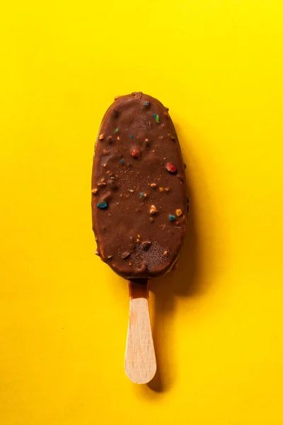 Helado Chocolate Sobre Fondo Amarillo — Foto de Stock