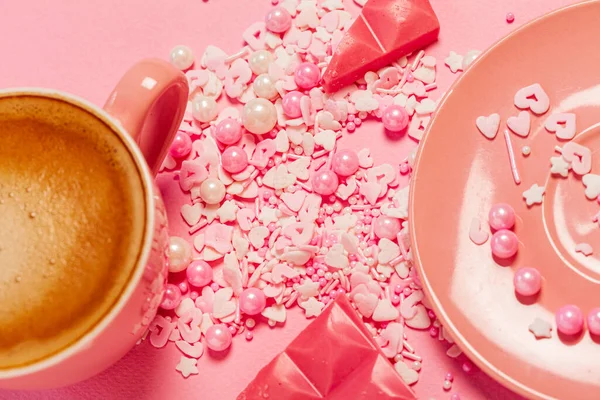 Tasse Kaffee Und Rosa Schokolade — Stockfoto