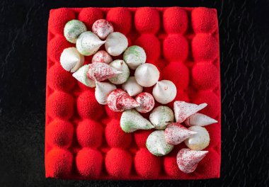 Siyah arka planda kırmızı kadife pasta