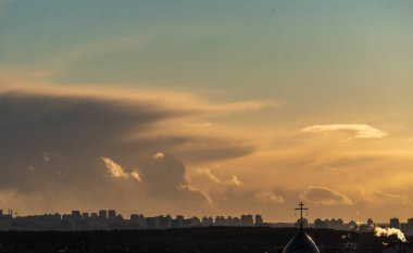  Gün batımında bina silueti