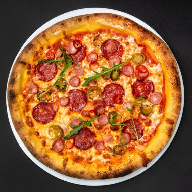 Taze İtalyan pizza, üstten görünüm