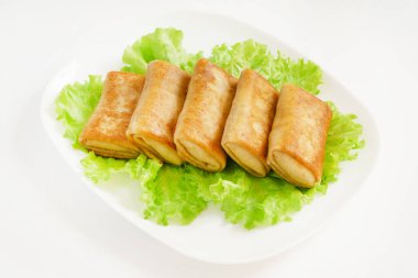 Beyaz tabağa doldurulmuş gözleme.