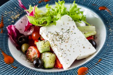 siyah arka plan üzerine Yunan salatası