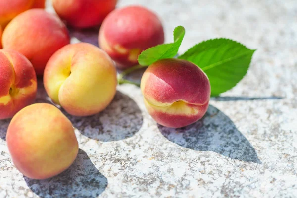 Čerstvé Organické Broskve Květinami — Stock fotografie