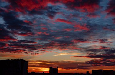  Gün batımında bina silueti