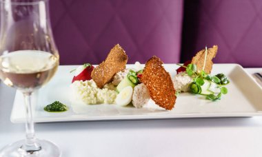 Restoranda gurme salatası.