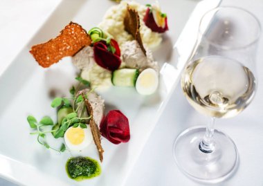 Restoranda gurme salatası.