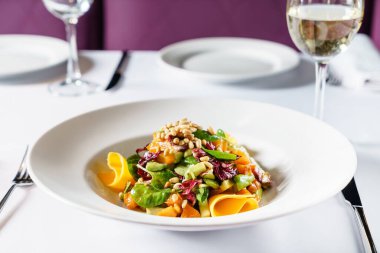 Taze salata ve mango.