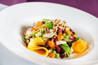 Taze salata ve mango.