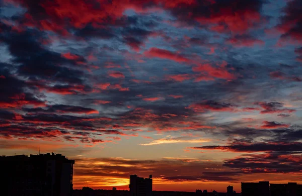  Gün batımında bina silueti