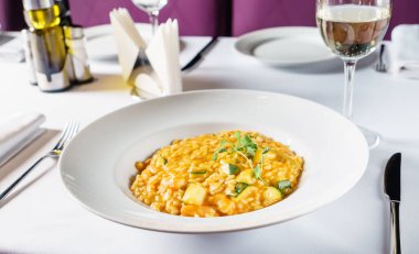 kabaklı risotto restoranda.