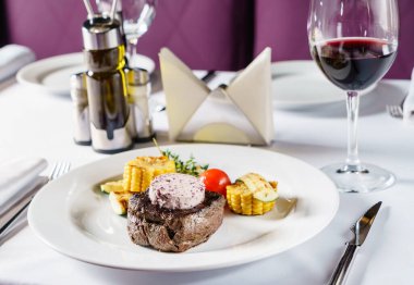 Izgara sebzeli biftek.