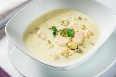 Restoranda balık çorbası.