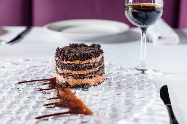 Şeri ile çikolatalı pasta.