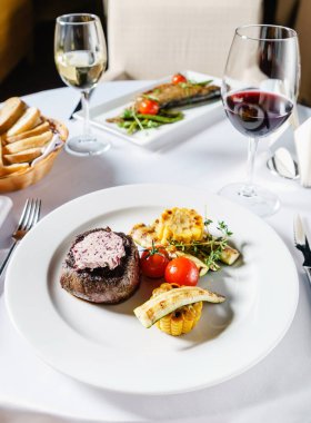 Izgara biftek ve ızgara sebze.