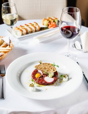 Yumurtalı etli tartar.