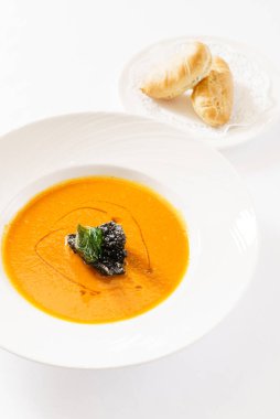 Beyaz balkabağı kremalı çorba.