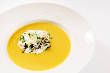 Beyaz kremalı sebze çorbası