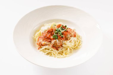 Beyaz tabakta köfteli spagetti.