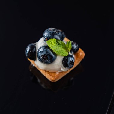 Çilek ile meyve tart