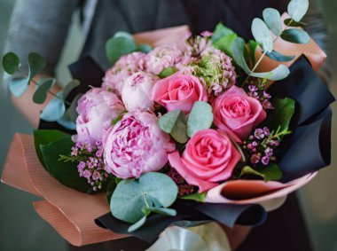 Ellerinde güzel bir buket