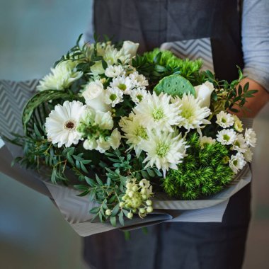 Ellerinde güzel bir buket