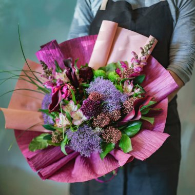 Ellerinde güzel bir buket